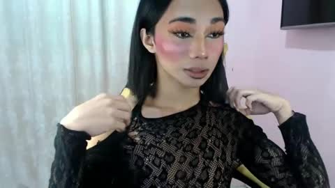 Snapshot of 18_nicole chatting on 02-05-25, 12:49 barbie online show from 02-05-25, 12:49