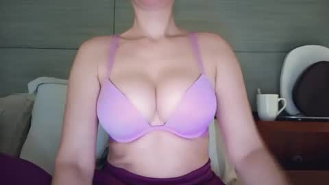 Snapshot of 1lovely1 chatting on 01-11-26, 11:15 Onna online show from 01-11-26, 11:15