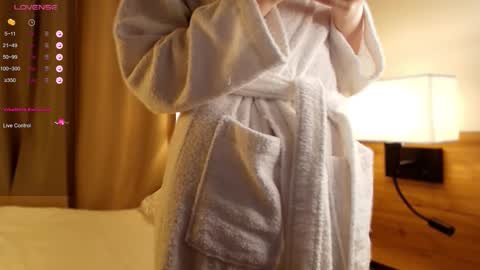 Snapshot of 1slavicdoll chatting on 11-13-25, 01:04 VICTORIA online show from 11-13-25, 01:04