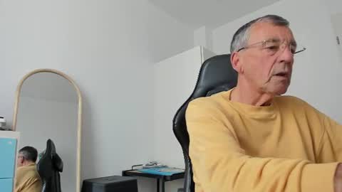 Snapshot of 200gentleman chatting on 06-11-26, 01:31 Henk online show from 06-11-26, 01:31