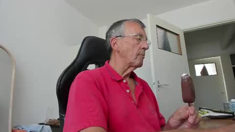 Snapshot of 200gentleman chatting on 06-24-26, 12:37 Henk online show from 06-24-26, 12:37
