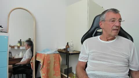 Snapshot of 200gentleman chatting on 06-25-26, 10:31 Henk online show from 06-25-26, 10:31