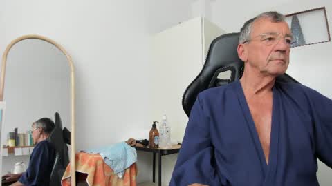 Snapshot of 200gentleman chatting on 06-30-26, 01:56 Henk online show from 06-30-26, 01:56