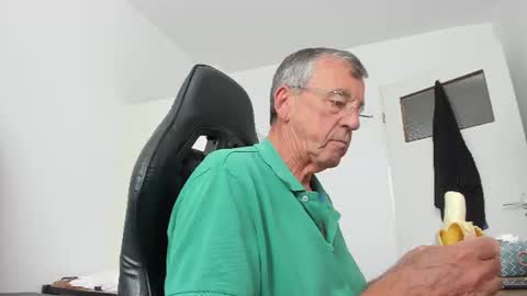 Snapshot of 200gentleman chatting on 07-05-26, 02:02 Henk online show from 07-05-26, 02:02