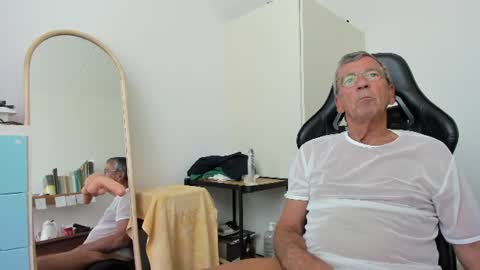 Snapshot of 200gentleman chatting on 07-11-26, 02:42 Henk online show from 07-11-26, 02:42