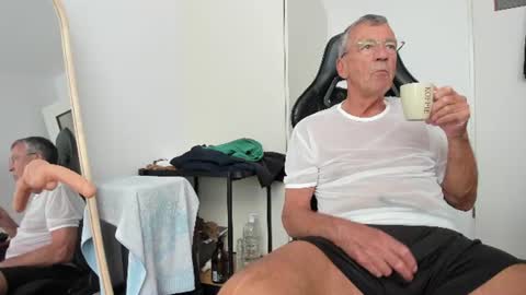 Snapshot of 200gentleman chatting on 07-16-26, 03:40 Henk online show from 07-16-26, 03:40