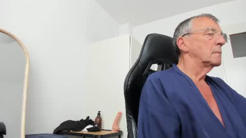 Snapshot of 200gentleman chatting on 07-26-26, 12:45 Henk online show from 07-26-26, 12:45