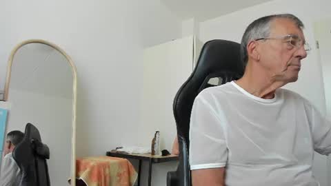 Snapshot of 200gentleman chatting on 08-02-26, 12:36 Henk online show from 08-02-26, 12:36
