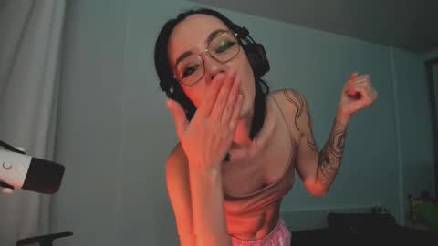 Snapshot of 2b_ chatting on 10-13-25, 04:01 Sasha weekend from 14 to 27 November online show from 10-13-25, 04:01