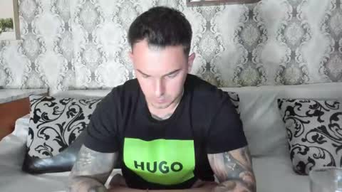 Snapshot of 2sexymuscles chatting on 03-06-25, 08:37 2sexymuscles online show from 03-06-25, 08:37