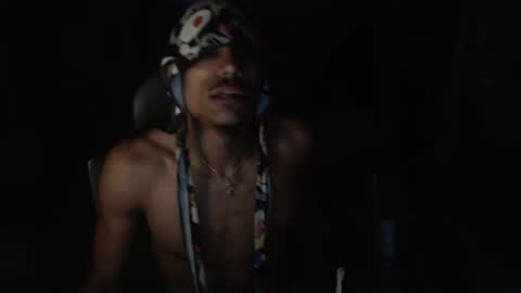 Snapshot of 4evakingsimba chatting on 11-09-25, 05:06 yvng simba online show from 11-09-25, 05:06