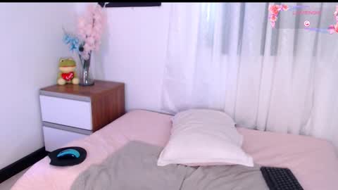 Mia online show from 11-21-25, 03:54