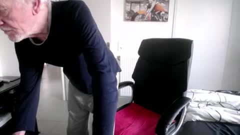 Snapshot of 73yves chatting on 01-06-26, 07:56 73yves online show from 01-06-26, 07:56