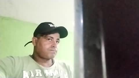 Snapshot of 9vinhocamshow chatting on 02-02-25, 06:15 9vinhocamshow online show from 02-02-25, 06:15