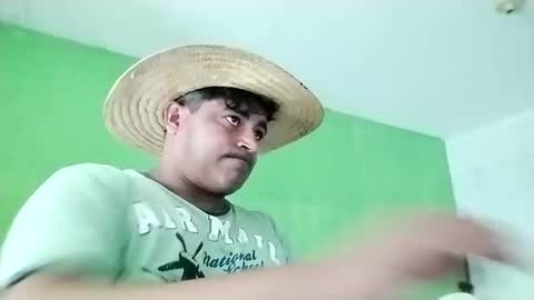 Snapshot of 9vinhocamshow chatting on 02-08-25, 12:17 9vinhocamshow online show from 02-08-25, 12:17