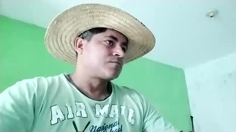 Snapshot of 9vinhocamshow chatting on 02-12-25, 12:12 9vinhocamshow online show from 02-12-25, 12:12