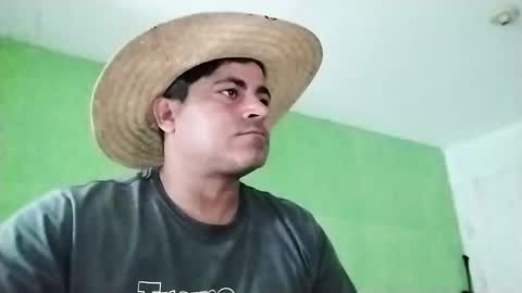 Snapshot of 9vinhocamshow chatting on 02-17-25, 12:05 9vinhocamshow online show from 02-17-25, 12:05