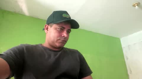 Snapshot of 9vinhocamshow chatting on 09-15-25, 11:32 9vinhocamshow online show from 09-15-25, 11:32