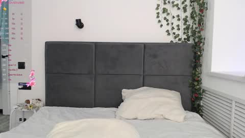 EMILY AND  MARCUS online show from 11-03-25, 03:41