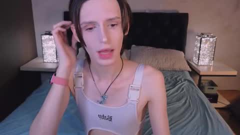 Snapshot of _adrian_the_one chatting on 09-20-25, 05:19 adrian online show from 09-20-25, 05:19