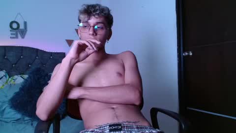 Snapshot of _andrew_willyams chatting on 01-10-25, 10:57 Andres online show from 01-10-25, 10:57