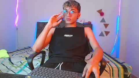 Snapshot of _andrew_willyams chatting on 03-02-25, 02:43 Andres online show from 03-02-25, 02:43