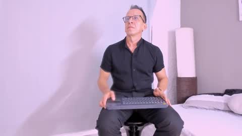 Snapshot of _axelking_ chatting on 10-15-25, 11:43 _axelking_ online show from 10-15-25, 11:43