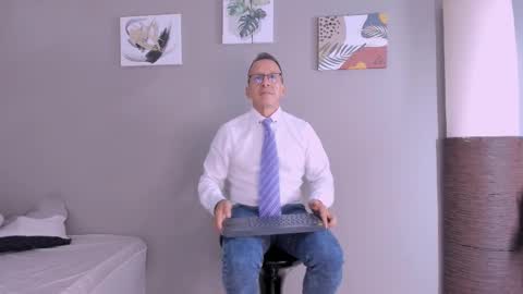 Snapshot of _axelking_ chatting on 10-20-25, 11:43 _axelking_ online show from 10-20-25, 11:43