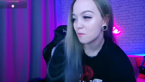 Snapshot of _crazybee_ chatting on 02-08-25, 01:11 Nica online show from 02-08-25, 01:11