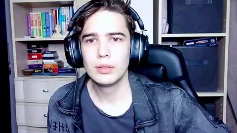 Snapshot of _crise_next_door_ chatting on 10-09-25, 05:22 _crise_next_door_ online show from 10-09-25, 05:22