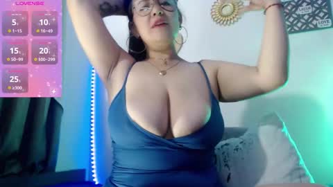 Snapshot of _donniia_ chatting on 10-22-25, 12:05 Dannia online show from 10-22-25, 12:05