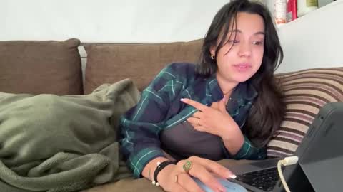 Snapshot of _elena_barra chatting on 10-26-25, 10:21  elena barra online show from 10-26-25, 10:21