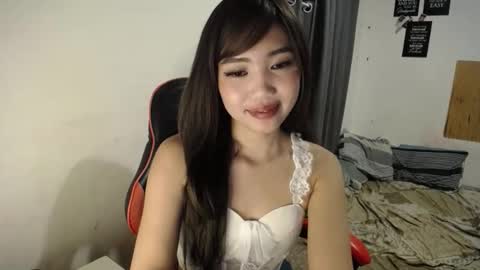 Snapshot of _ellevivien chatting on 03-17-26, 06:11 Elle online show from 03-17-26, 06:11