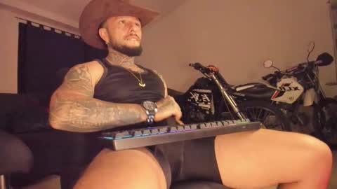 Snapshot of _emilio_escobar chatting on 01-11-26, 09:47 Emilio online show from 01-11-26, 09:47