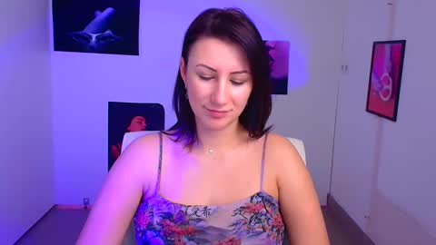Snapshot of _emma_lay chatting on 02-04-25, 10:00 Emma online show from 02-04-25, 10:00