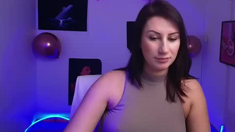 Snapshot of _emma_lay chatting on 02-15-25, 12:43 Emma online show from 02-15-25, 12:43