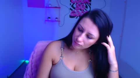 Snapshot of _emma_lay chatting on 10-17-25, 06:27 Emma online show from 10-17-25, 06:27