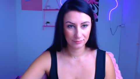 Snapshot of _emma_lay chatting on 10-20-25, 11:54 Emma online show from 10-20-25, 11:54