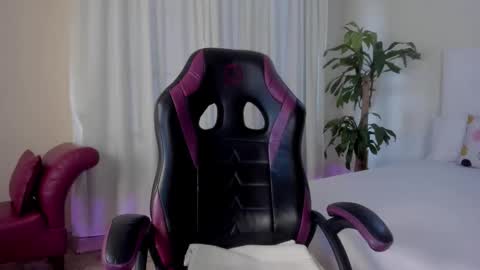 Emma  online show from 11-25-25, 07:03