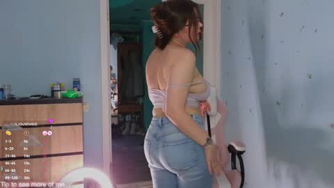 Snapshot of _enni__ chatting on 01-20-25, 09:35 Sam online show from 01-20-25, 09:35