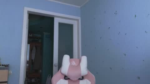 Snapshot of _enni__ chatting on 02-18-25, 05:42 Sam online show from 02-18-25, 05:42