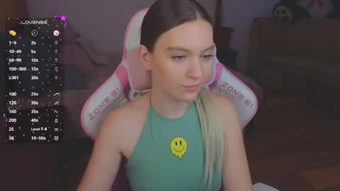 Snapshot of _evellyn_ chatting on 01-30-25, 07:39 Evie online show from 01-30-25, 07:39