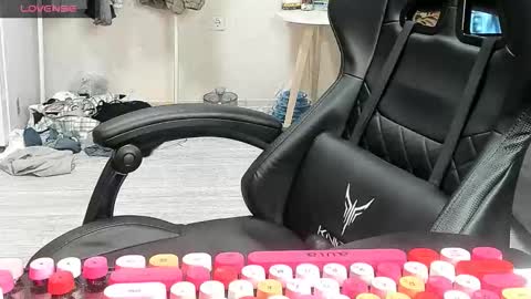 Snapshot of _feralberry__ chatting on 01-14-26, 04:18 Alis online show from 01-14-26, 04:18