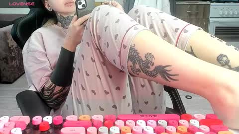 Snapshot of _feralberry__ chatting on 02-15-26, 07:16 Alis online show from 02-15-26, 07:16