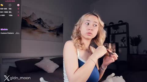 Snapshot of _golden_moon_ chatting on 02-16-25, 08:11 Rina online show from 02-16-25, 08:11
