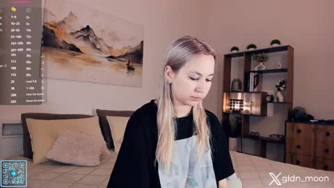 Snapshot of _golden_moon_ chatting on 10-08-25, 08:17 Rina online show from 10-08-25, 08:17