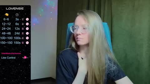 Snapshot of _goldilocks__ chatting on 12-08-24, 03:45 _goldilocks__ online show from 12-08-24, 03:45