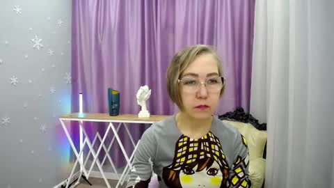 Snapshot of _greybunny_ chatting on 11-17-25, 12:00 _greybunny_ online show from 11-17-25, 12:00