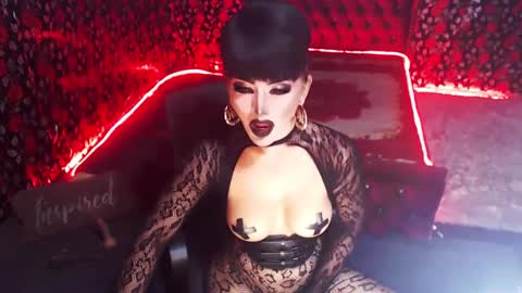 Snapshot of _hailyourqueenx chatting on 01-19-25, 01:10 GoDDess  Chloe online show from 01-19-25, 01:10