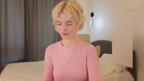 Snapshot of _honnyland chatting on 05-25-26, 01:17 Alisha online show from 05-25-26, 01:17